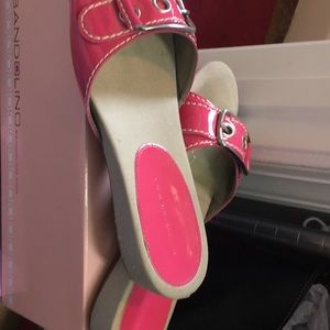Hit pink patent slides